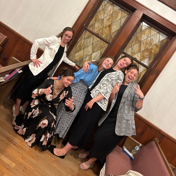 Meet your Posher, Trinity - Picture 5 of 7